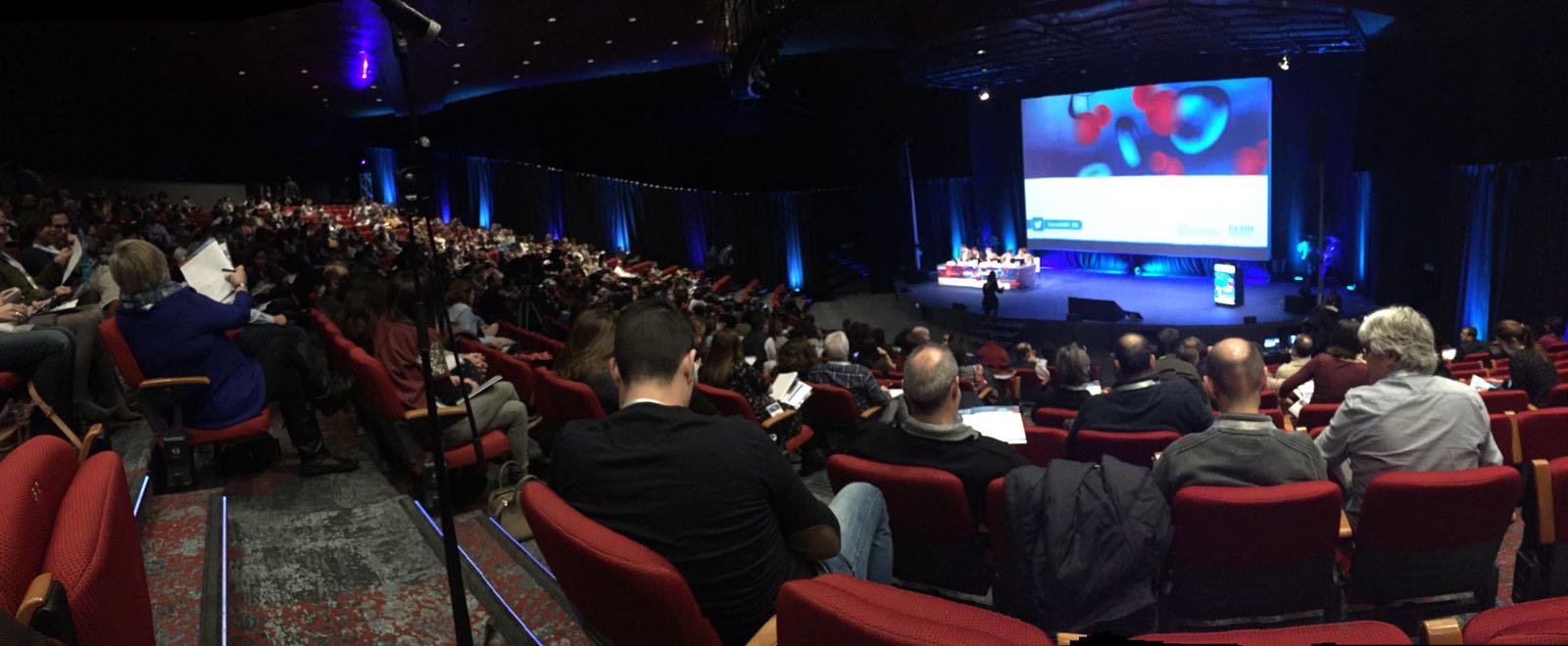 Fotografía del auditorio lleno de gente