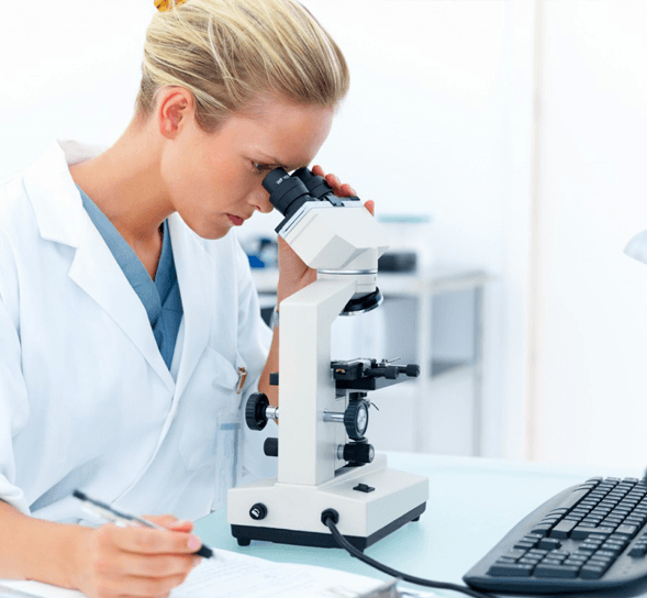 Mujer mirando por el microscopio